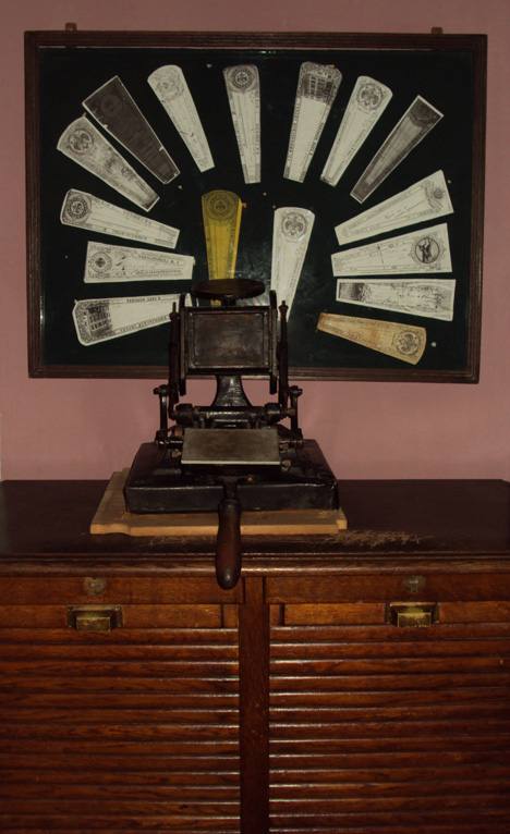 Старинный станок для печати аптечных этикеток