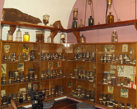 Третя зала аптеки-музею «Під чорним орлом»